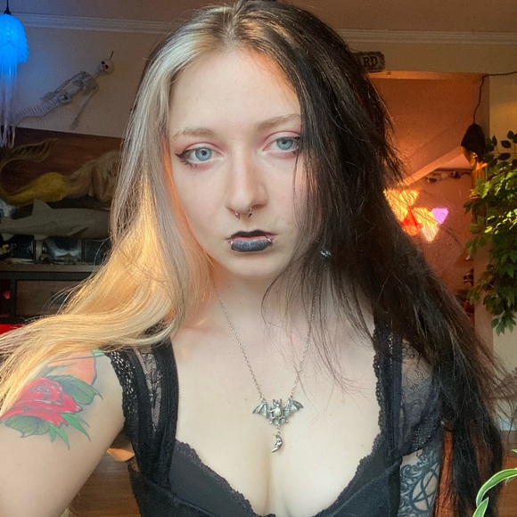 Meet your Posher, Emily - Picture 1 of 1